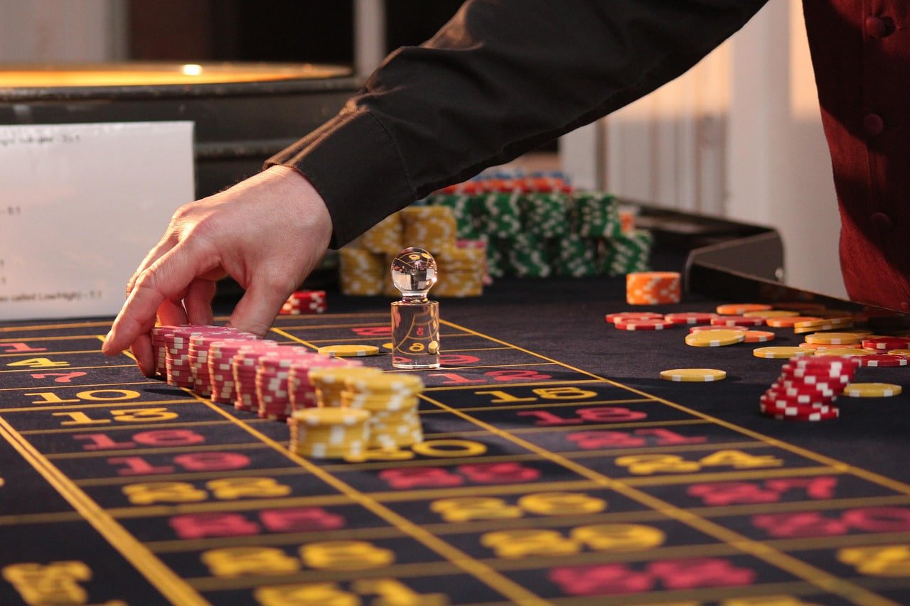 Visualisasi permainan Slot Online populer dengan tema warna gelap dan emas